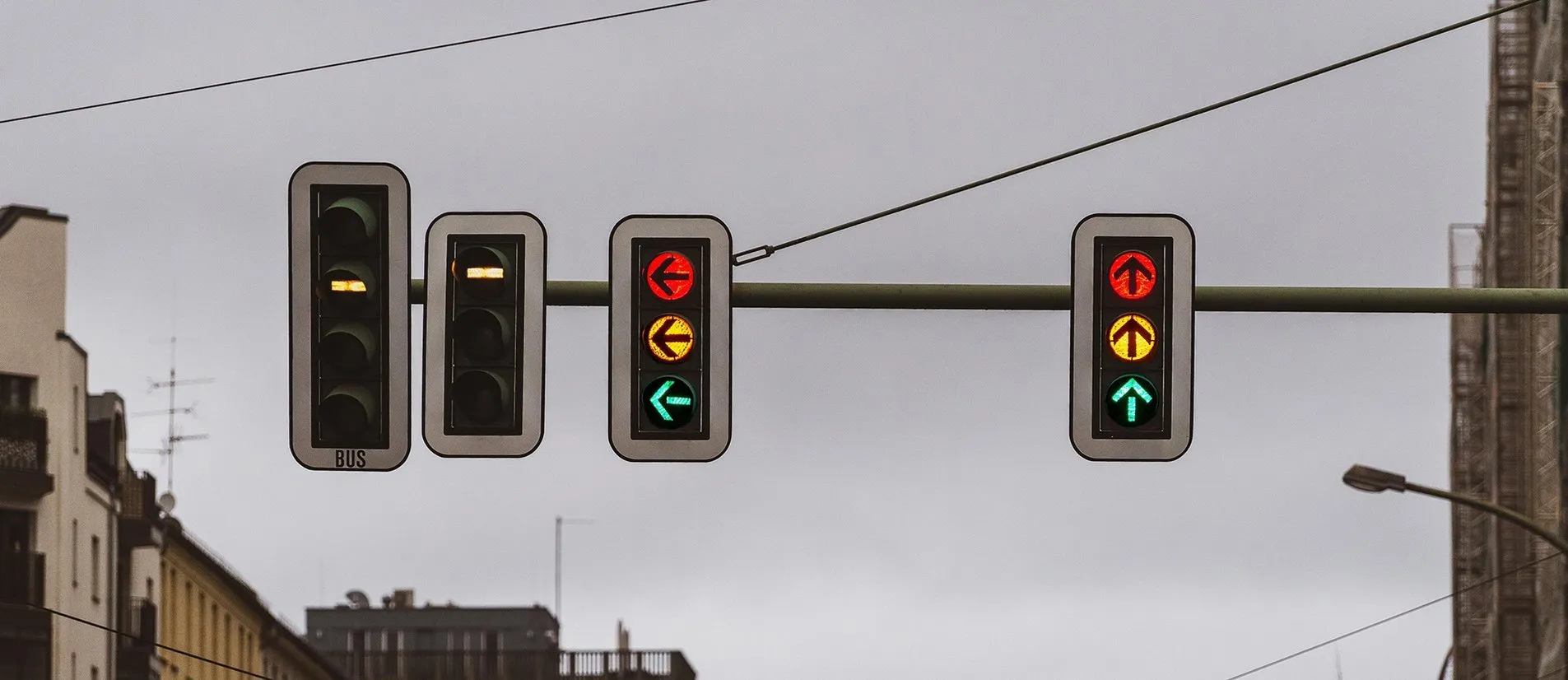 Ampeln mit roten, gelben und grünen Pfeilen an einem Mast
