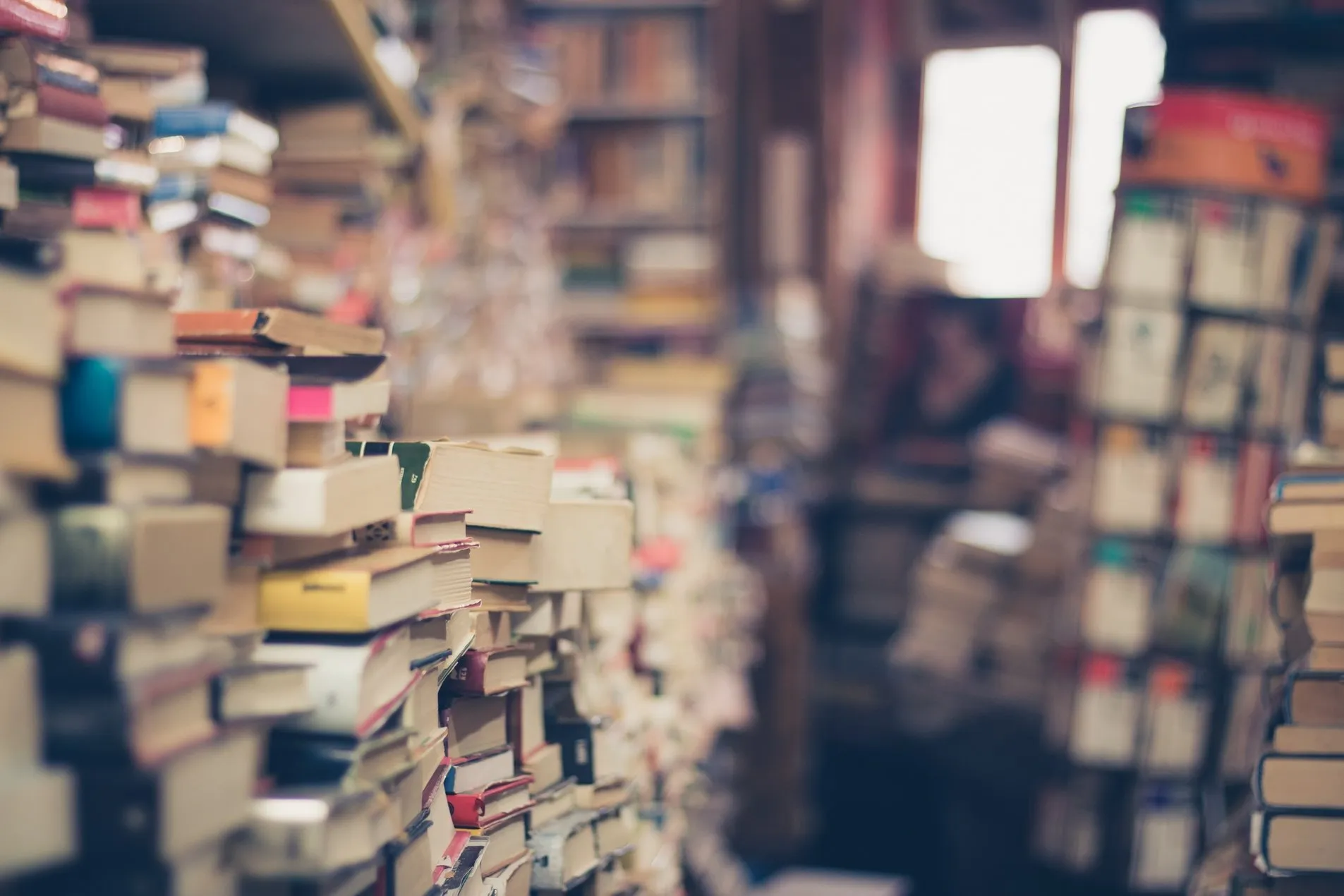 Hohe Bücherstapel in einem Archiv