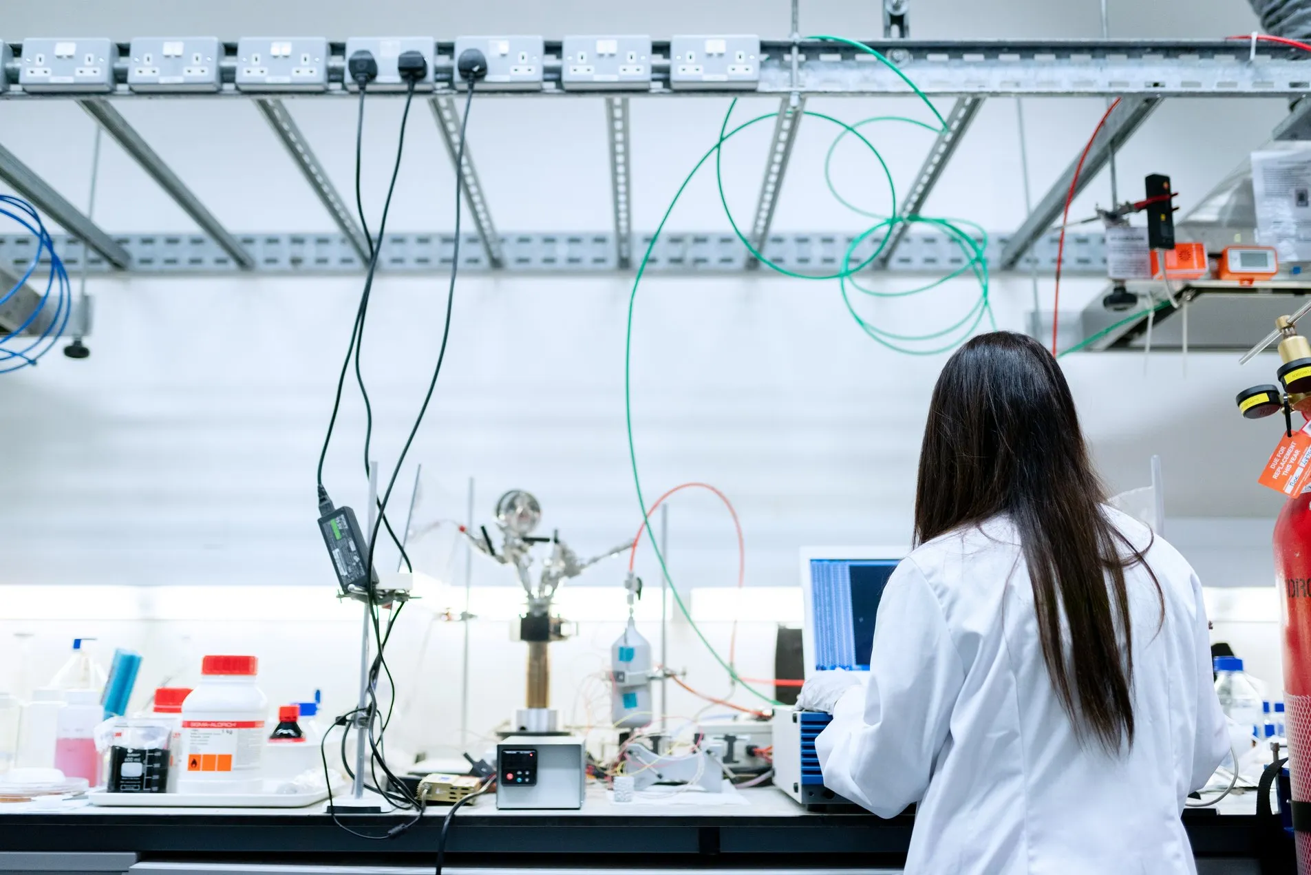 Labormitarbeiterin bei der Analyse im Umweltlabor