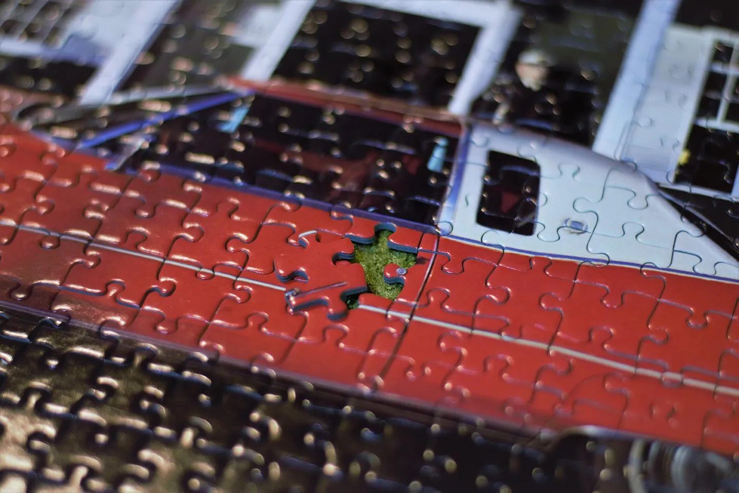 Puzzle, in das das letzte Teil eingesetzt wird