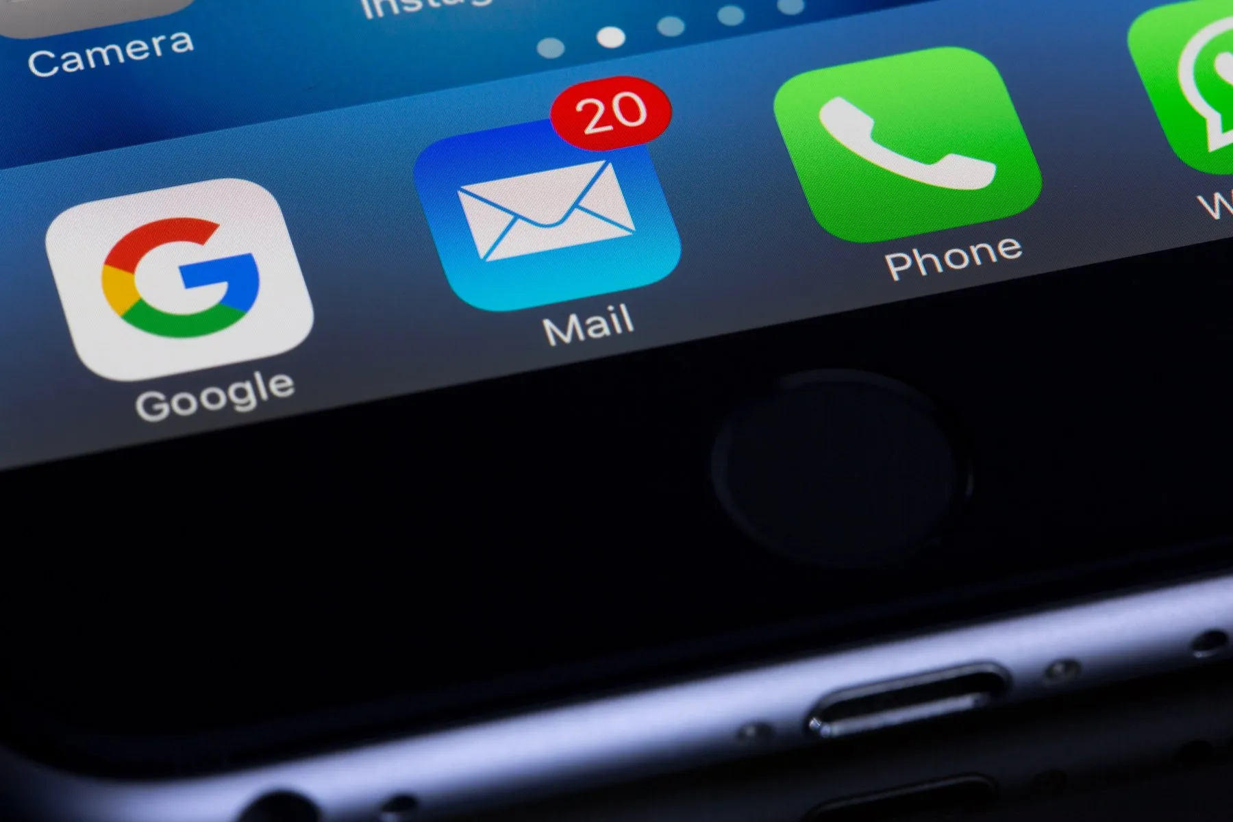 Smartphone mit Mail-App und 20 ungelesenen Nachrichten