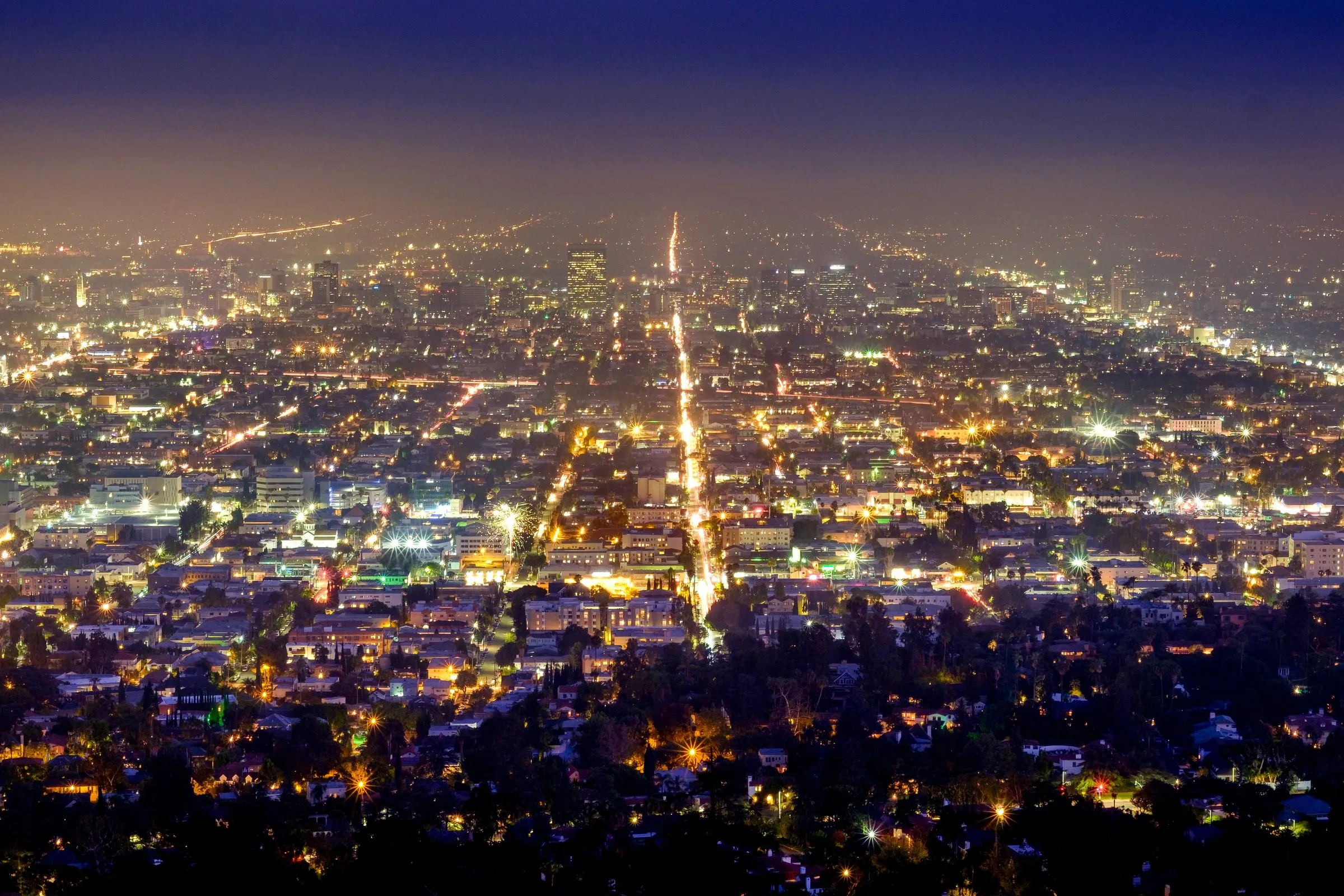 Lichter einer Großstadt bei Nacht, von oben gesehen